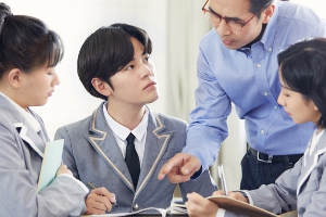 女生在图书馆看书